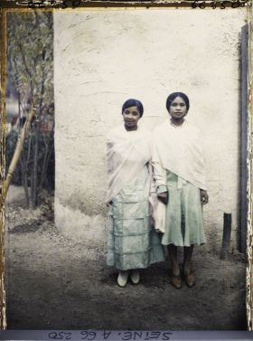 Image représentant L'Exposition Coloniale Internationale de 1931, deux danseuses hova