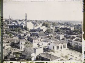 Image représentant Panorama sur la ville, avec, à gauche, l'Eski Camii (la Vieille Mosquée, 1403-1414)