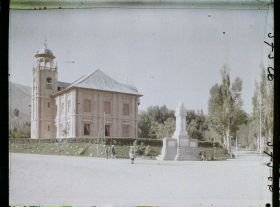 Image représentant La mosquée de Paghman ; devant elle, monument dédié à la naissance du roi Amânullâh (menâr-e tawallodi)