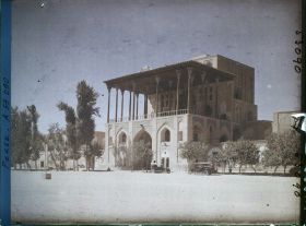 Image représentant Le palais Ali Qapu ("sublime porte"), côté ouest de la Meydan-i-Chah