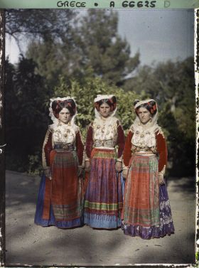 Image représentant Trois femmes Corfiotes en costume