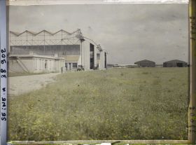 Image représentant Vue des deux hangars métalliques situés le long de la Route Nationale no 7