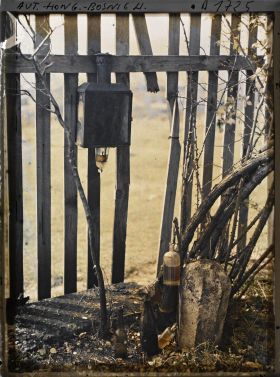 Image représentant Tombe avec bouteilles d'huile et lampe