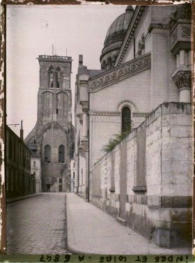 Image représentant La Tour Charlemagne, et la basilique Saint-Martin, vus depuis la rue Descartes