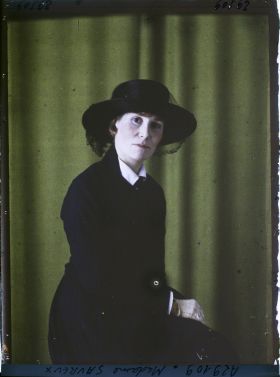 Image représentant https://musee-albert-kahn.s-museum.fr/home/NWQ2OTAwYzNmYjZlZTk1ZWQwODJmMjY4L2dlbmVyaWMtbm90aWNlLXRhYi9hdXRob3JpdHkvNjE3YTc5ZjVjZjhiODk2OGIzMzM3ZDIx/5d6900c3fb6ee95ed082f268/generic-notice-tab/authority/617a79ebcf8b8968b3337746 Marthe Savreux
