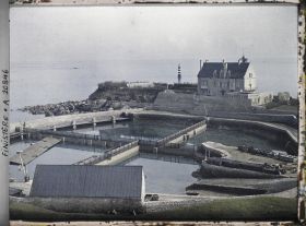 Image représentant Le vivier à homards et à langoustes ; à l'arrière-plan la villa bâtie sur l'ancien fort de Bloscon