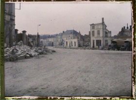 Image représentant Partie détruite et partie conservée, place de la Mairie