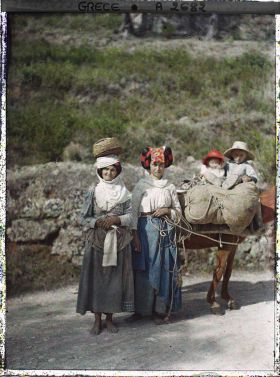 Image représentant Groupe de femmes et enfants avec un cheval sur la route