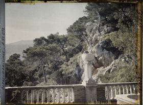 Image représentant Eléments sculptés du jardin de la villa Cypris situés en lisière de pinède et de propriété