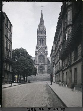 Image représentant Notre-Dame-de-la-Croix de Ménilmontant vue de la rue Etienne-Dolet