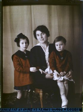 Image représentant https://musee-albert-kahn.s-museum.fr/home/NWQ2OTAwYzNmYjZlZTk1ZWQwODJmMjY4L2dlbmVyaWMtbm90aWNlLXRhYi9hdXRob3JpdHkvNjE3YTc5ZjVjZjhiODk2OGIzMzM3ZDIx/5d6900c3fb6ee95ed082f268/generic-notice-tab/authority/617a79ebcf8b8968b333714f Madame Marie-Louise Le Saint et ses filles  https://musee-albert-kahn.s-museum.fr/home/NWQ2OTAwYzNmYjZlZTk1ZWQwODJmMjY4L2dlbmVyaWMtbm90aWNlLXRhYi9hdXRob3JpdHkvNjE3YTc5ZjVjZjhiODk2OGIzMzM3ZDIx/5d6900c3fb6ee95ed082f268/generic-notice-tab/authority/617a79ebcf8b8968b3337150 Geneviève  et  https://musee-albert-kahn.s-museum.fr/home/NWQ2OTAwYzNmYjZlZTk1ZWQwODJmMjY4L2dlbmVyaWMtbm90aWNlLXRhYi9hdXRob3JpdHkvNjE3YTc5ZjVjZjhiODk2OGIzMzM3ZDIx/5d6900c3fb6ee95ed082f268/generic-notice-tab/authority/617a79ebcf8b8968b3337151 Marie-Thérèse