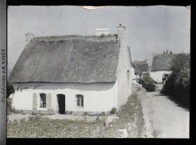 Image représentant Les maisons aux toits de chaume de l'Ile-aux-Moines