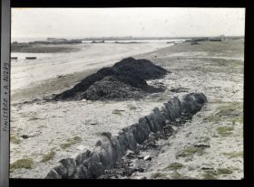 Image représentant Sur la grève, un four à goémon