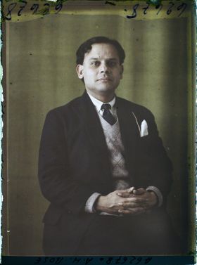 Image représentant https://musee-albert-kahn.s-museum.fr/home/NWQ2OTAwYzNmYjZlZTk1ZWQwODJmMjY4L2dlbmVyaWMtbm90aWNlLXRhYi9hdXRob3JpdHkvNjE3YTc5ZjVjZjhiODk2OGIzMzM3ZDIx/5d6900c3fb6ee95ed082f268/generic-notice-tab/authority/617a79ebcf8b8968b3336953 Monsieur A. H. Bose