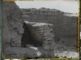 Image représentant Entrée d'un tombeau (dans le cimetière royal ?)