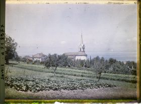 Image représentant Eglise, champ de maïs et lac