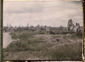 Image représentant Belgique, Ypres, Vue d'ensemble sur les ruines prise de la rue du Temple