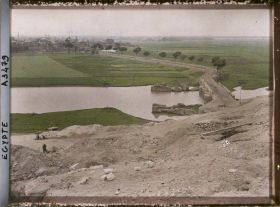 Image représentant Panorama de la ville et route menant aux  null hypogées de Deihr el Bahri