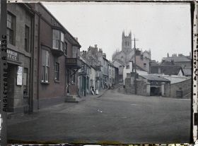Image représentant Une rue menant à une église