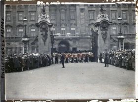 Image représentant Les foot-guards à Buckingham Palace