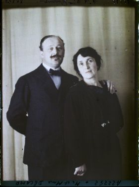 Image représentant https://musee-albert-kahn.s-museum.fr/home/NWQ2OTAwYzNmYjZlZTk1ZWQwODJmMjY4L2dlbmVyaWMtbm90aWNlLXRhYi9hdXRob3JpdHkvNjE3YTc5ZjVjZjhiODk2OGIzMzM3ZDIx/5d6900c3fb6ee95ed082f268/generic-notice-tab/authority/617a79ebcf8b8968b3336b9e Monsieur Décamp et son  https://musee-albert-kahn.s-museum.fr/home/NWQ2OTAwYzNmYjZlZTk1ZWQwODJmMjY4L2dlbmVyaWMtbm90aWNlLXRhYi9hdXRob3JpdHkvNjE3YTc5ZjVjZjhiODk2OGIzMzM3ZDIx/5d6900c3fb6ee95ed082f268/generic-notice-tab/authority/617a79ebcf8b8968b3336b9f épouse