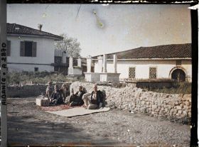 Image représentant Café en plein-air devant un cimetière