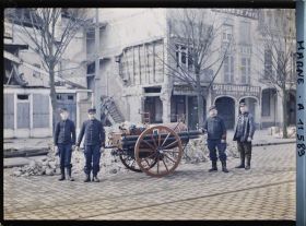 Image représentant Pompiers et leur équipement, rue de l'Etape (?)