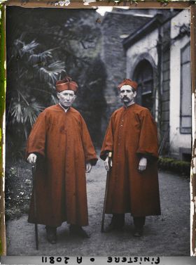 Image représentant Les deux bâtonniers appelés "Chasse-Gueux" de l'église, ancienne cathédrale, Saint-Paul-Aurélien