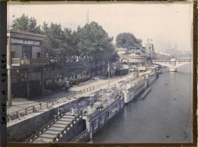 Image représentant Exposition des Arts décoratifs, Rive gauche, avec les trois péniches Poiret, le manège de la Vie parisienne et les montagnes russes