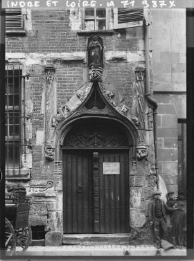 Image représentant La porte de l'Hôtel Pierre du Puy, au 16 rue Briçonnet