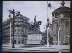 Image représentant Statue équestre de George Washington place d'Iéna décorée pour le 9ème congrès de la Légion Américaine (American Legion)