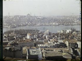 Image représentant La Corne d'Or, vue depuis le haut de la tour de Galata (rive gauche, nord) vers la Suleymaniye Camii