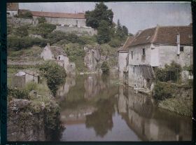 Image représentant Habitations et roches sur l'Armançon