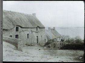 Image représentant Maisons de Locmiquel ; vue prise sur la côte est de l'île