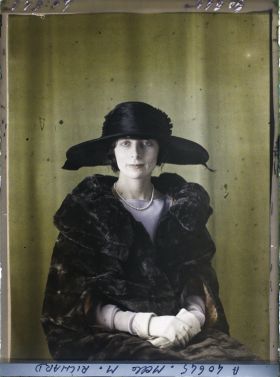 Image représentant https://musee-albert-kahn.s-museum.fr/home/NWQ2OTAwYzNmYjZlZTk1ZWQwODJmMjY4L2dlbmVyaWMtbm90aWNlLXRhYi9hdXRob3JpdHkvNjE3YTc5ZjVjZjhiODk2OGIzMzM3ZDIx/5d6900c3fb6ee95ed082f268/generic-notice-tab/authority/617a79eacf8b8968b33361d6 Mademoiselle Mathilde Richard