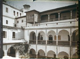 Image représentant La cour du palais des deys à la Casbah, avec le pavillon de bois dit "du coup d'éventail" en haut à gauche