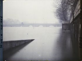 Image représentant La crue de la Seine au Pont-Neuf depuis la berge de la rive droite (actuelle voie Georges-Pompidou)