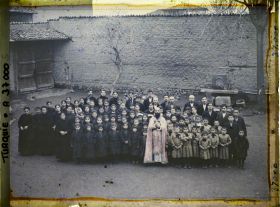 Image représentant Pensionnaires et personnel d'un orphelinat arménien. Au milieu, le Père Clément (chrétien) en habits sacerdotaux