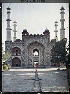 Image représentant La porte sud du mausolée d'Akbar