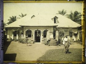 Image représentant Riche fermier posant devant sa maison de style afro-brésilien à Gbejehoun ?