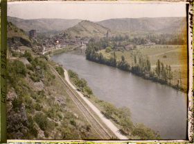 Image représentant France, Luzech, Un peu plus haut sur la route de l'Impernal, la ville de l'Isthme et le Château pour la vigne