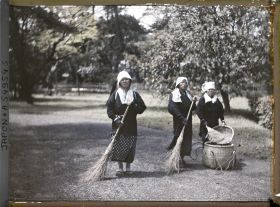 Image représentant Le palais impérial Sento (Sento-gosho) : jardinières au travail