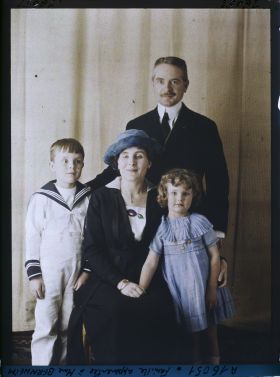 Image représentant Une famille apparentée à la famille  https://musee-albert-kahn.s-museum.fr/home/NWQ2OTAwYzNmYjZlZTk1ZWQwODJmMjY4L2dlbmVyaWMtbm90aWNlLXRhYi9hdXRob3JpdHkvNjE3YTc5ZjVjZjhiODk2OGIzMzM3ZDIx/5d6900c3fb6ee95ed082f268/generic-notice-tab/authority/617a79ebcf8b8968b333689e Bernheim