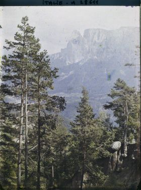 Image représentant Les Pyramides de terre (ou Cheminées de Fées) de Renon. Au fond le massif du Catinaccio (Rosengarten)