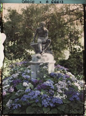 Image représentant L'Achilleion - Dans le Parc, une statue