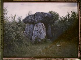 Image représentant France, Brantôme, Le dolmen de Brantôme
