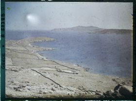 Image représentant Partie nord de Delos et à droite, l'Ile de Mykonos, vue prise du Cynthe