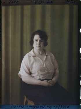 Image représentant https://musee-albert-kahn.s-museum.fr/home/NWQ2OTAwYzNmYjZlZTk1ZWQwODJmMjY4L2dlbmVyaWMtbm90aWNlLXRhYi9hdXRob3JpdHkvNjE3YTc5ZjVjZjhiODk2OGIzMzM3ZDIx/5d6900c3fb6ee95ed082f268/generic-notice-tab/authority/617a79ebcf8b8968b33379d9 Madame Madeleine Vailou