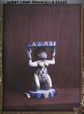 Image représentant Exposition d'art africain, siège en bois cariatide