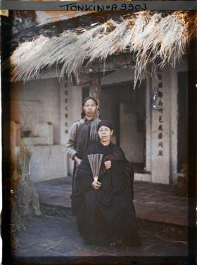 Image représentant Une novice et une bonzesse dans la cour d'un temple